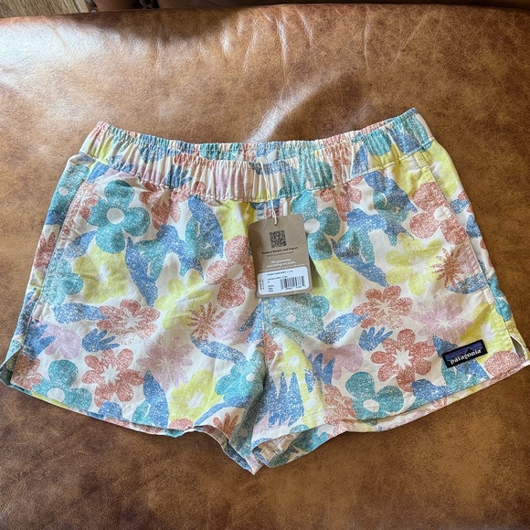 Patagonia Pants - NWT Patagonia Women’s Barely Baggies Short 2.5” Sz XS Channeling Spring Natural